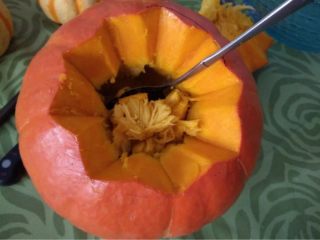 3、万圣节南瓜灯,如图然后用勺子把里面挖空挖薄一些