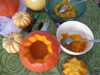 4、万圣节南瓜灯,如图南瓜肉用另一个碗装着