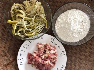 1、笋干肉包,准备好所有食材