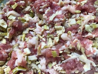 3、笋干肉包,猪肉剁碎，将笋干加入猪肉中