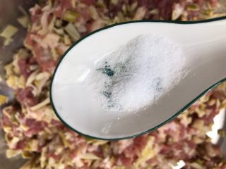 4、笋干肉包,加入一勺盐和一勺白糖