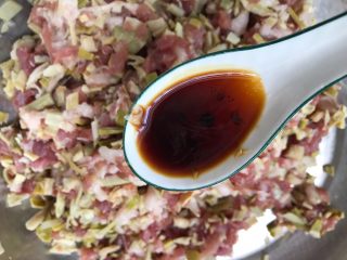 5、笋干肉包,加入一勺酱油和一勺鸡精，三勺剁椒搅拌均匀备用