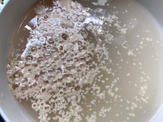 6、笋干肉包,酵母用温水化开