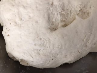 8、笋干肉包,揉捏成团，用湿布盖住发酵