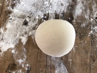 12、笋干肉包,将场面团摘成大小均匀的小面团，揉圆