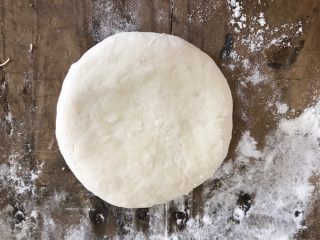 13、笋干肉包,压扁用擀面杖擀薄