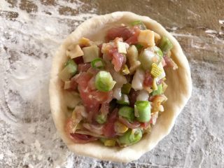 14、笋干肉包,将猪肉馅放入面皮中