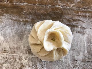 15、笋干肉包,捏起收口