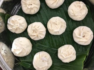 16、笋干肉包,放入蒸锅，进行二次发酵，二十分钟左右。开火蒸25分钟，焖五分钟开盖。