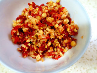 4、爆炒鸡杂,泡姜泡红椒剁细。