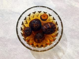 1、杭帮菜系列之香菇肉糜炖蛋,干香菇提前泡发