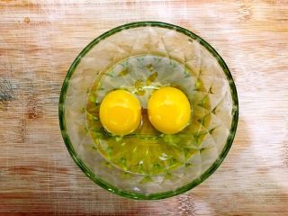 2、杭帮菜系列之香菇肉糜炖蛋,鸡蛋磕入碗内，不要打散，备用