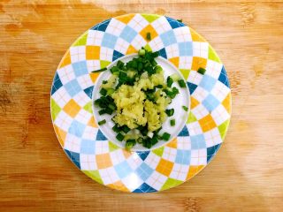 3、杭帮菜系列之香菇肉糜炖蛋,生姜去皮洗净，切末，小葱洗净，切圈，备用