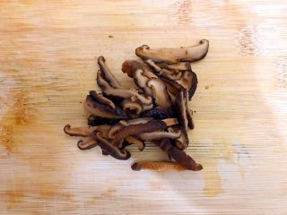 4、杭帮菜系列之香菇肉糜炖蛋,泡发好的香菇去蒂，洗净，挤干水分，先切成丝