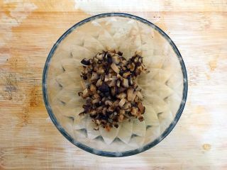 5、杭帮菜系列之香菇肉糜炖蛋,再切成末