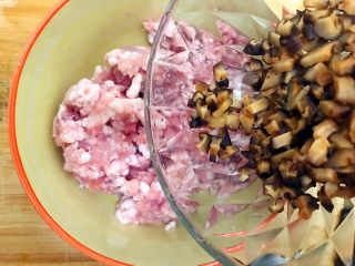 6、杭帮菜系列之香菇肉糜炖蛋,将香菇末加入肉糜内