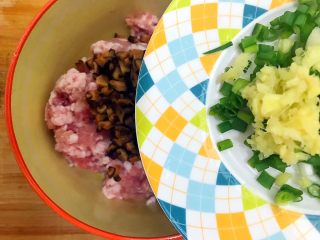 7、杭帮菜系列之香菇肉糜炖蛋,再加入生姜末和小葱