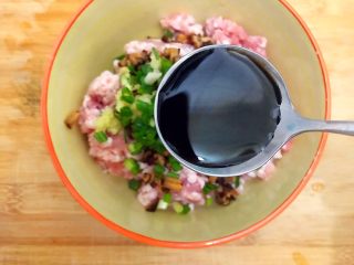 9、杭帮菜系列之香菇肉糜炖蛋,再加一勺生抽