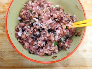 12、杭帮菜系列之香菇肉糜炖蛋,用筷子充分搅拌均匀