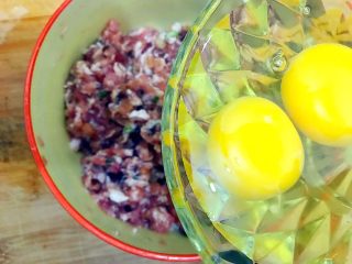 13、杭帮菜系列之香菇肉糜炖蛋,再加入鸡蛋