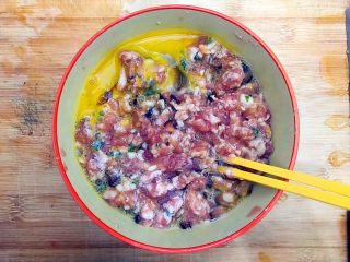 14、杭帮菜系列之香菇肉糜炖蛋,用筷子随意搅拌一下