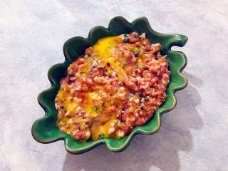 15、杭帮菜系列之香菇肉糜炖蛋,取一个你所喜欢的器皿，将搅拌好的肉糜放进去