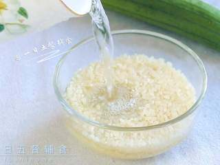 2、番茄丝瓜蛋黄虾皮粥,大米洗净浸泡半小时。泡好的水一起煮粥,浸泡后的米更加软绵。