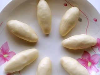 2、油泼扯面,醒好的面团分成小剂子，刷上食用油防粘连，盖上保鲜膜继续醒1个小时以上。