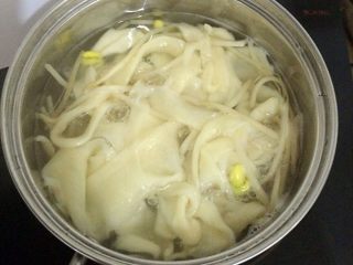 6、油泼扯面,水开后下入扯好的面皮和黄豆芽，煮2分钟左右。