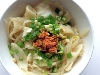 7、油泼扯面,将面条捞出，撒上葱蒜末、辣椒粉，食盐