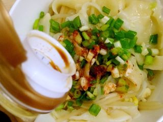 9、油泼扯面,根据自己的口味调入适量生抽、香醋，拌匀即可食用。