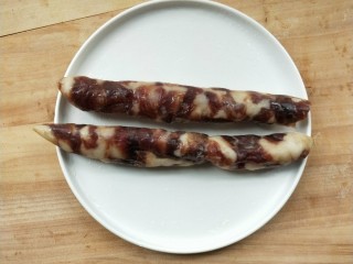 1、四季豆炒腊肠,“妈妈牌”腊肠用温水洗净表面。