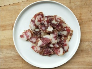 2、四季豆炒腊肠,切斜刀。