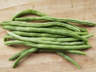 3、四季豆炒腊肠,四季豆洗净,掐头去尾撕去老丝。