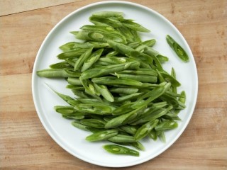 4、四季豆炒腊肠,切斜刀。