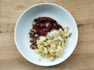 5、四季豆炒腊肠,准备干辣椒,花椒,蒜末。