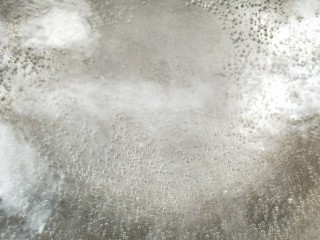 6、四季豆炒腊肠,锅中水烧开,放一点盐。