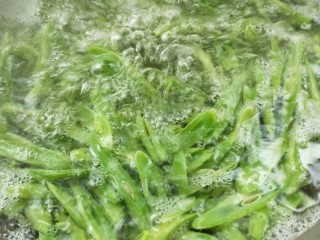 8、四季豆炒腊肠,焯烫至熟,捞出,沥干。