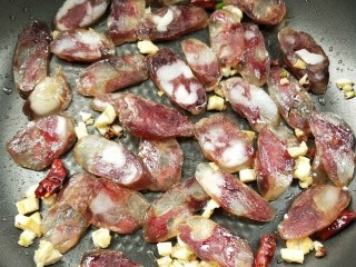 10、四季豆炒腊肠,放腊肠继续小火煸炒出油。