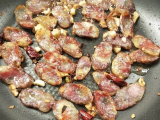 11、四季豆炒腊肠,至腊肠卷起,蒜末变金蒜。