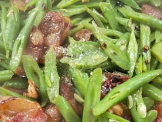 14、四季豆炒腊肠,出锅前加少许白糖,即可盛盘。