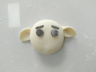 10、小白象花样馒头,然后，粘上眼睛，和眉毛。