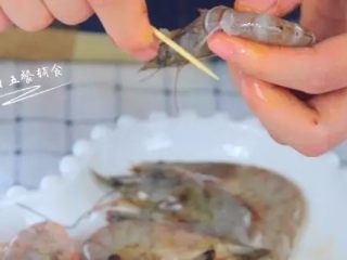 2、自制虾条,虾挑去虾线，去头去壳，洗干净之后切成小段。虾头不要扔掉哦，可以炸成虾油，用来炒菜，凉拌都特别香。这个在我别的菜谱里出现过，就不多说了。