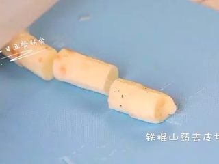 3、自制虾条,铁棍山药带着手套去皮，切小段。小贴士：一不小心碰到手，痒的真是让人受不了，我试过最有用的方法是：将醋滴在热水里泡手，水冷了换热水，持续半小时