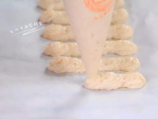 5、自制虾条,将裱花袋套在杯子上，虾糊放入裱花袋中，烤盘上铺一张烤纸，裱花袋剪个口，往烤纸上挤条状，粗细可以自己把握。