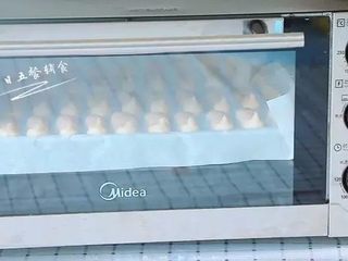 7、自制虾条,放入烤箱中层，170度，35分钟。烤的过程中满屋都是虾的香味。