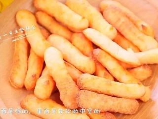 8、自制虾条,看见表面金黄就可以拿出来了。