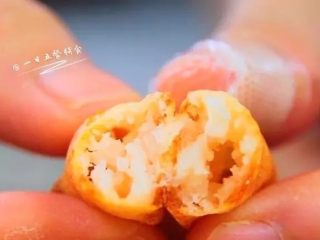 9、自制虾条,趁热吃，一口下去，卡兹卡兹，表皮很酥脆，里面是嫩嫩的，中空的虾条像在吃膨化食品，不过这个超健康，放心吃吧。吃不完的冷下来了要放密闭的罐子或袋