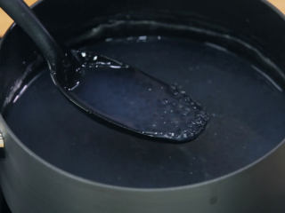 3、丸子椰汁西米露,然后盖上锅盖，焖5~10分钟，把西米完全焖熟，变成完全的透明颗粒，西米就煮好啦