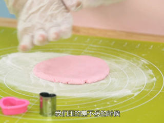 11、丸子椰汁西米露,我们取一半的面团出来，在硅胶垫上撒上糯米粉防粘，把糯米团压扁，大概0.5~1厘米的厚度吧，然后拨出来，看看视频是如何操作的，会比较直观